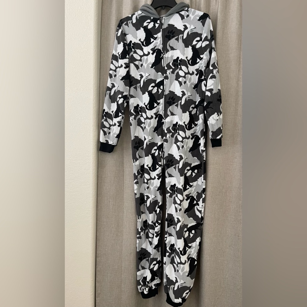 Boys Cat & Jack onesie wolf pajama! In like new condition. Size XL.
